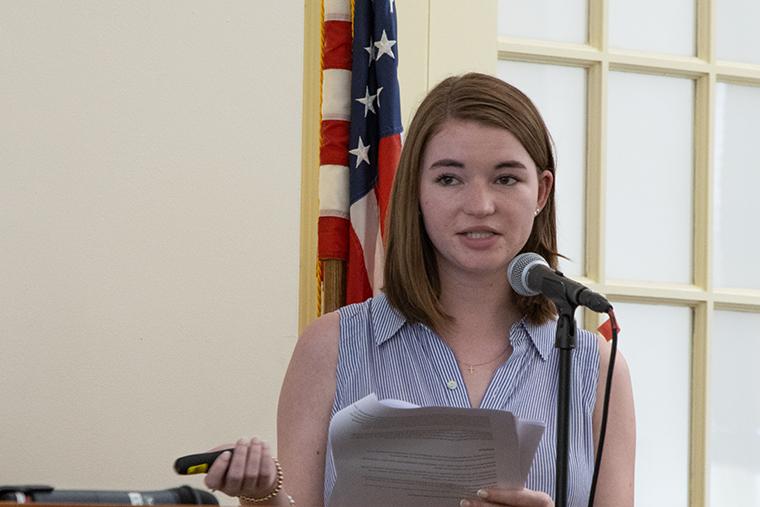 24岁的克莱尔·加勒森(Claire Garretson)在介绍学生对校园公民参与的看法时发表了讲话.